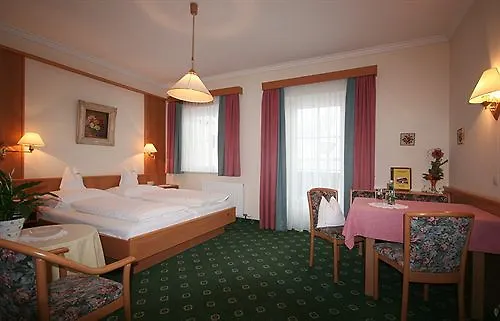 מלון Hotel-garni Schernthaner 3*